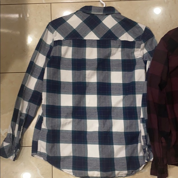 Bundle of two plaid shirts - Picture 7 of 7
